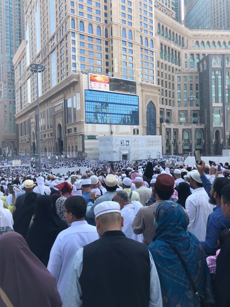 Waktu Terbaik Umroh untuk Pemula Sesuai Musim & Cuaca di 2025-2027 Keramaian di sekitar WC 3 usai jemaah keluar dari Masjidil Haram