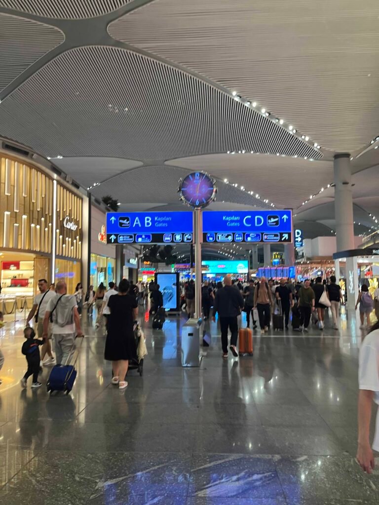 Visa Umrah Hanya Berlaku 1 Bulan: Tantangan Baru bagi Jemaah! Suasana Bandara Transit