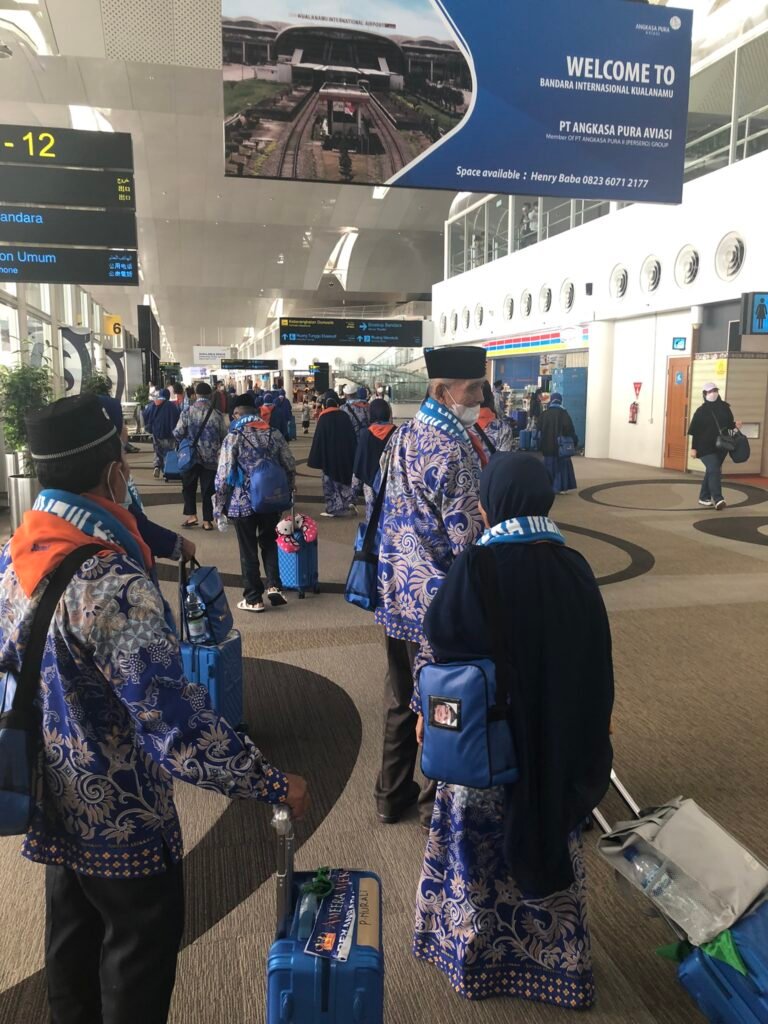 Antrian Jemaah umrah di Bandara Kulanamu
