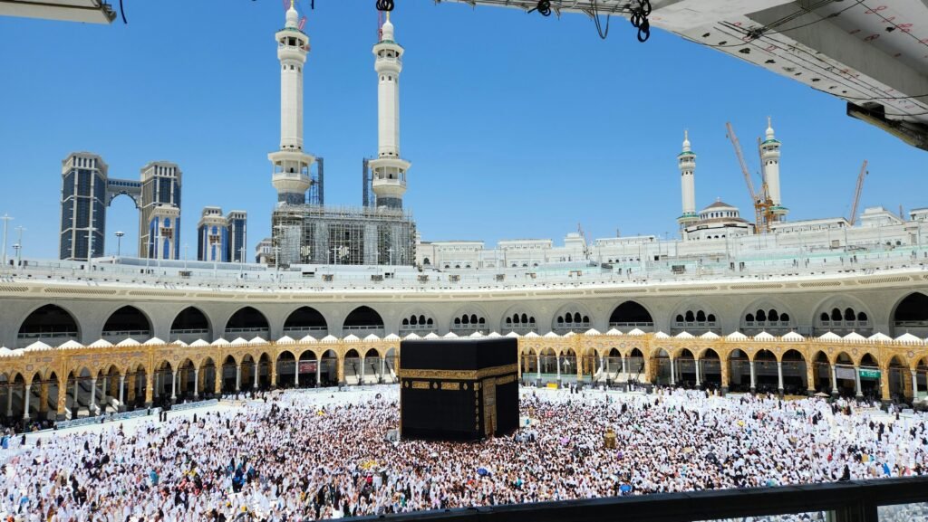 Jemaah mengelilingi Ka